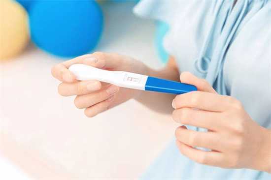 如何应对宝宝吃奶时咬乳头的问题？